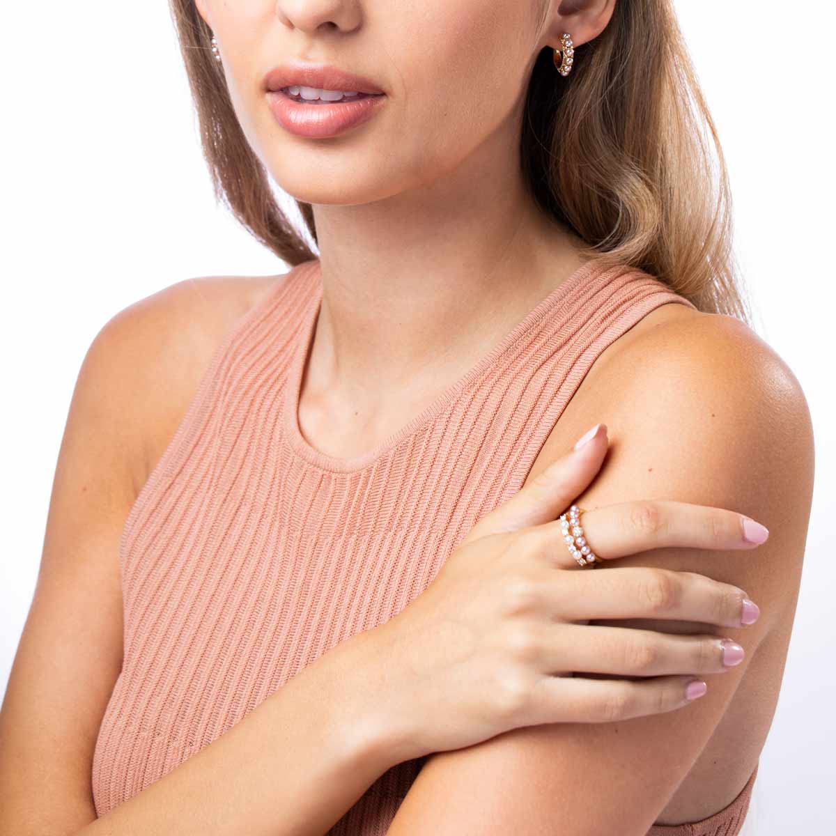 Woman wearing a yellow gold pearl and diamond ring