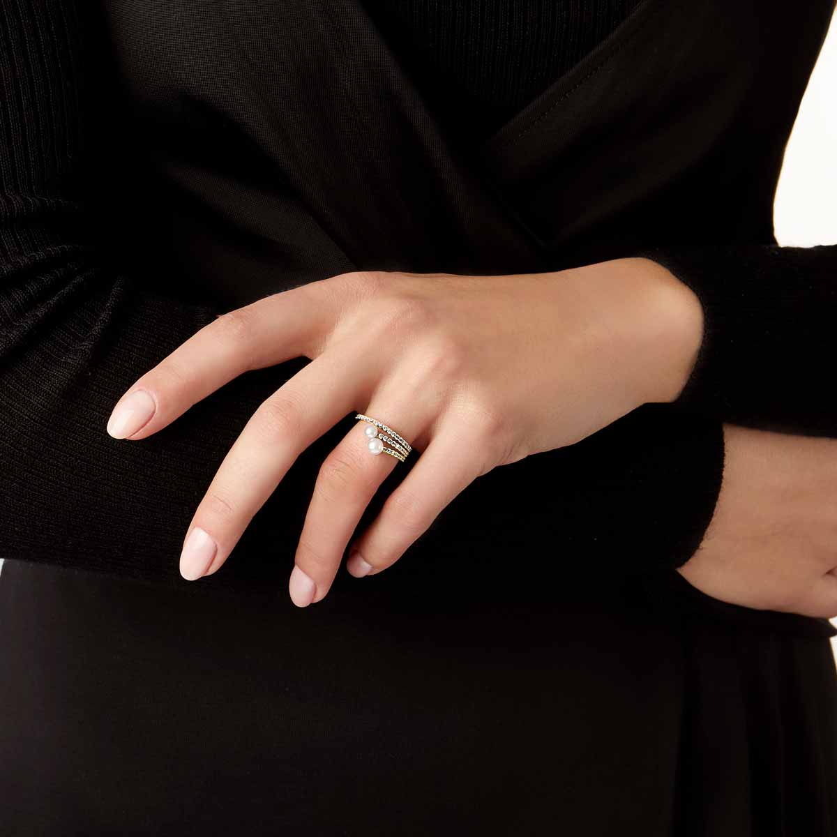 Woman wearing yellow gold pearl and diamond twist fashion ring