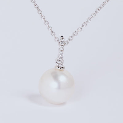 White gold cable chain necklace with pearl pendant featuring diamond accents, 360 spin