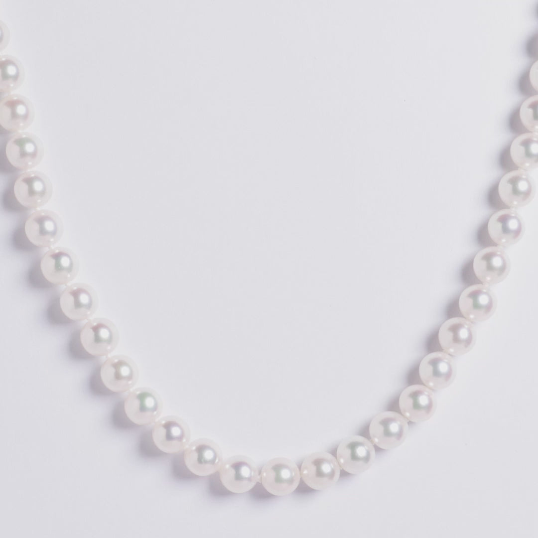 White pearl strand necklace, 360 spin view