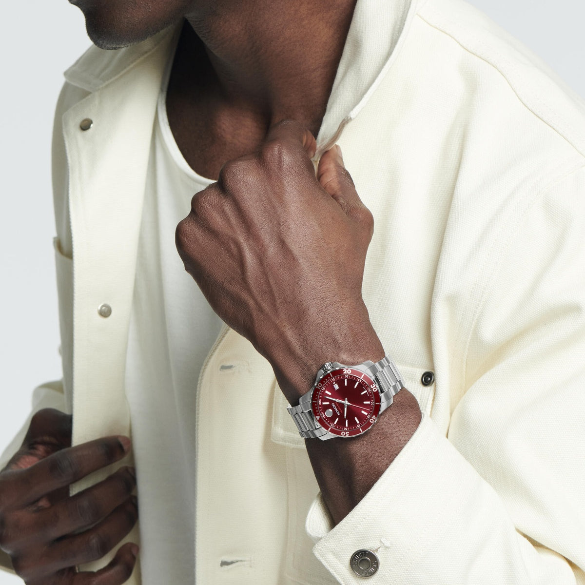 Series 800 40 mm - Red Dial on Bracelet