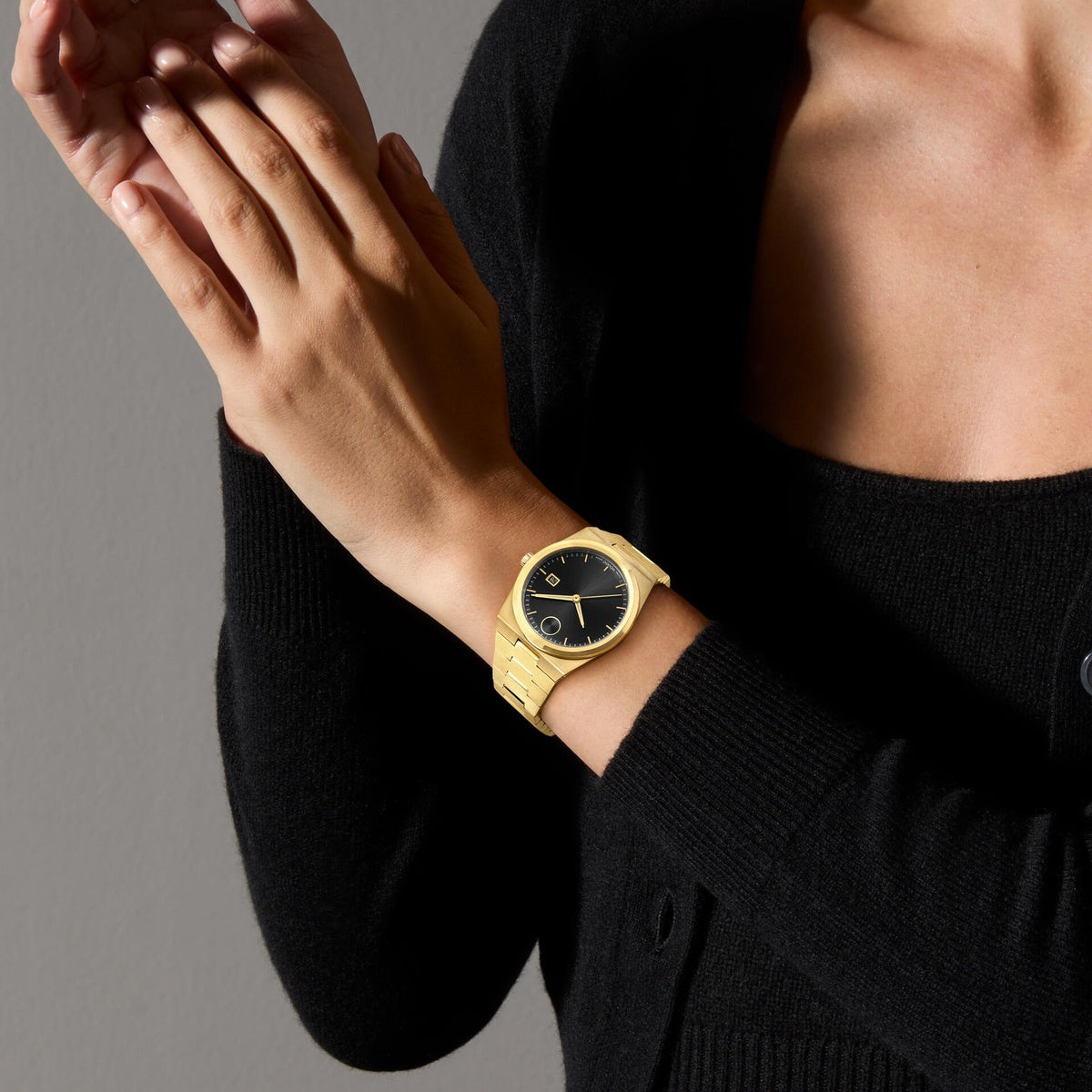 Movado | BOLD Quest 40 mm Gold - Black Dial on Bracelet