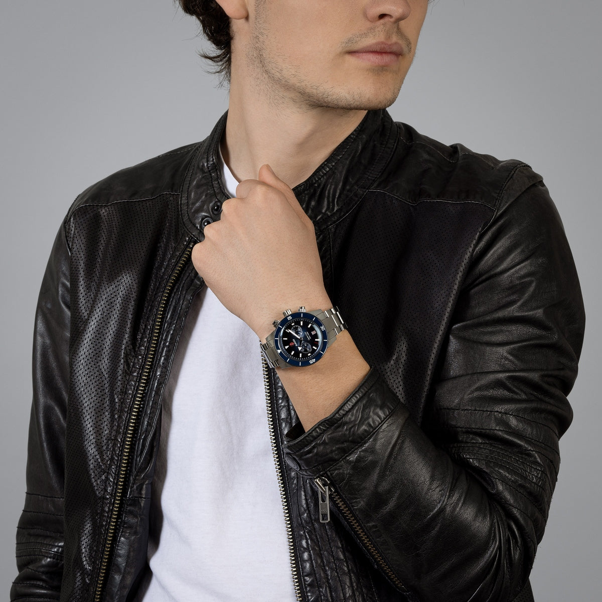 Captain Cook Chronograph 43 mm - Blue Gradient Dial on Bracelet